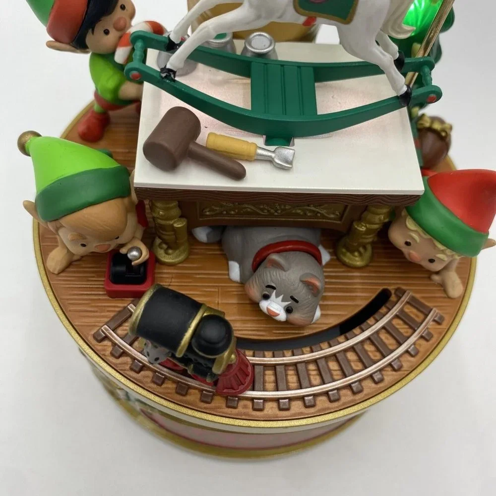 2022 HALLMARK SANTA'S WORKSHOP WONDERS MAGIC LIGHT SOUND & MOTION Ornament - Picture 12 of 16